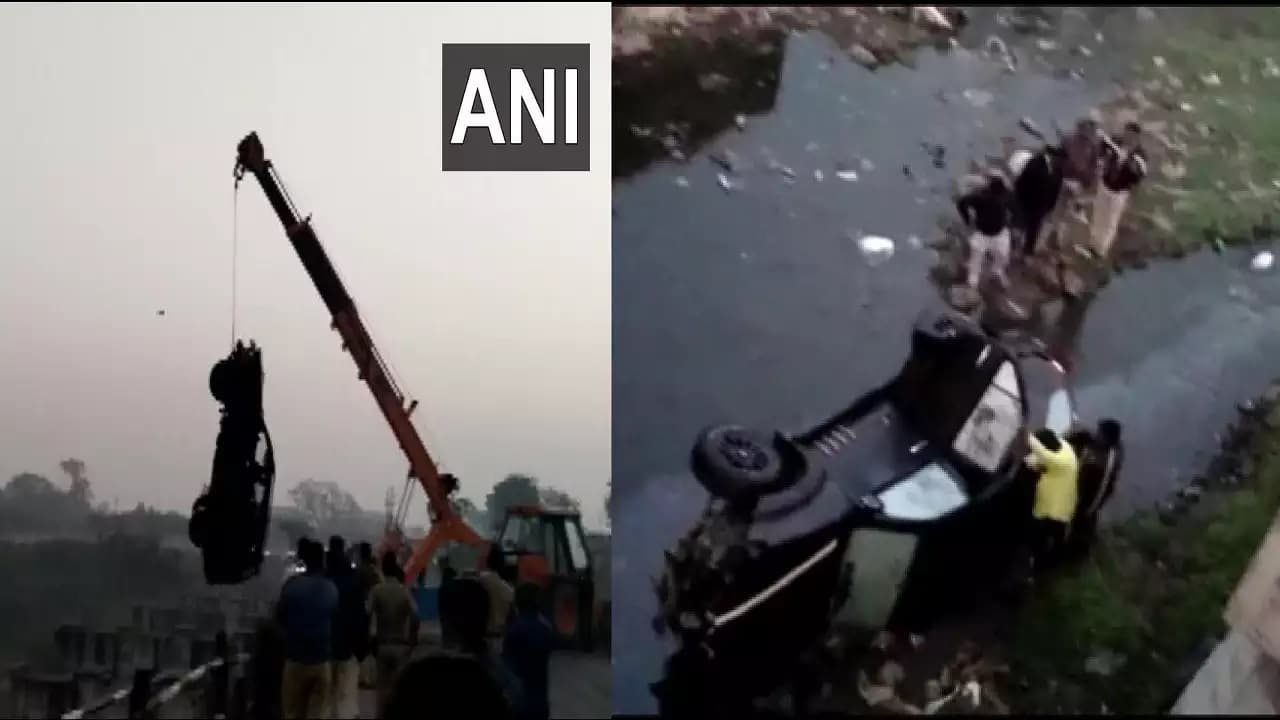 Maharashtra: 30 फीट गहरी खाई में गिरी BJP विधायक की कार, जयकुमार गोरे व तीन अन्य घायल