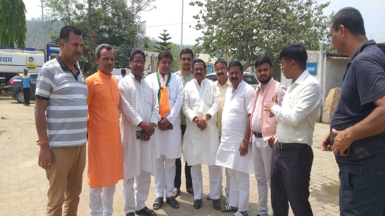 Jharkhand news: बाल-बाल बचे सिमरिया के भाजपा विधायक, रामगढ़ के पटेल चौक के पास टेलर ने वाहन को मारी टक्कर