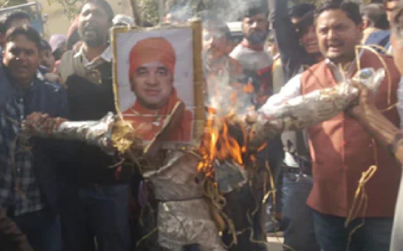 आखिर भाजपा सांसद बाबा बालकनाथ ने पुलिस को क्या कहा जिससे लोग हो गये नाराज, फूंका पुतला