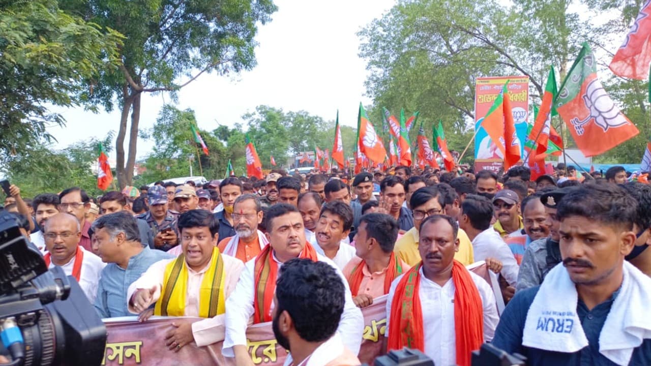 आदिवासियों के समर्थन में शुभेंदु अधिकारी ने निकाला महाजुलूस, ममता बनर्जी सरकार को दी चेतावनी