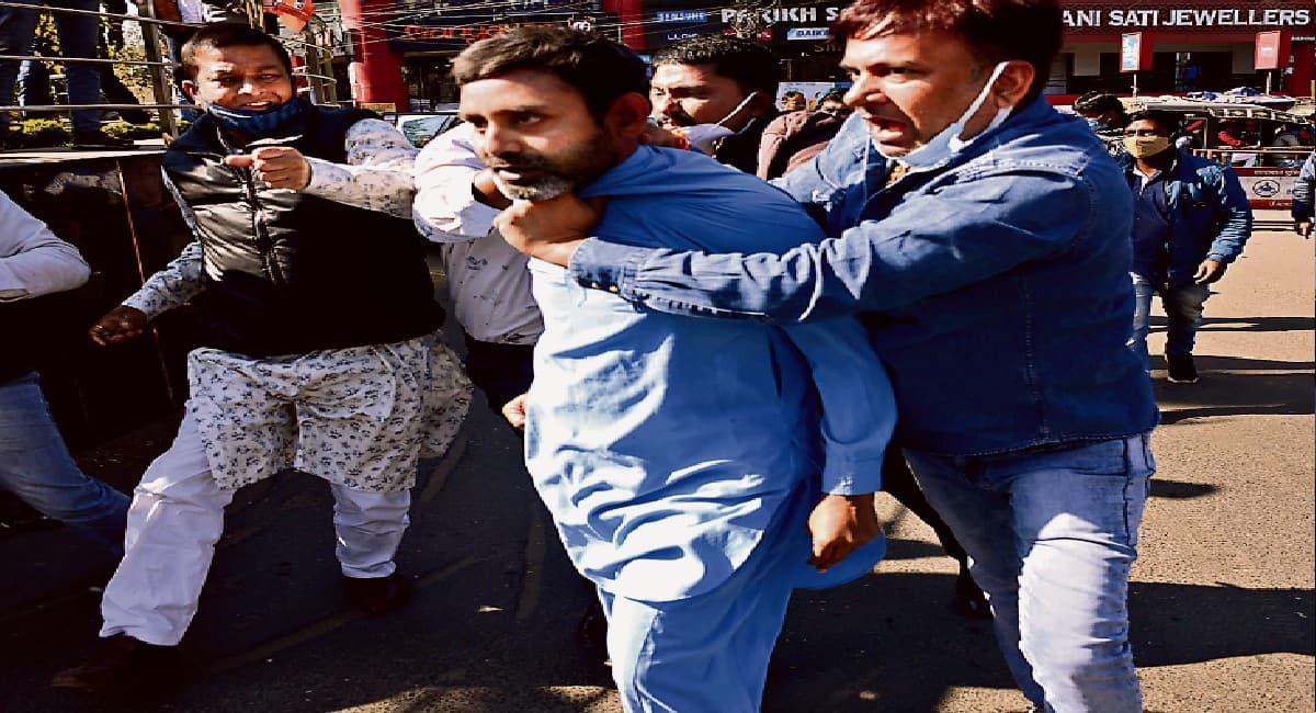 Dhanbad News: BJP के धरना में युवक की जमकर पिटाई, थूक चटवाया सीएम ने लिया संज्ञान, कार्रवाई का निर्देश