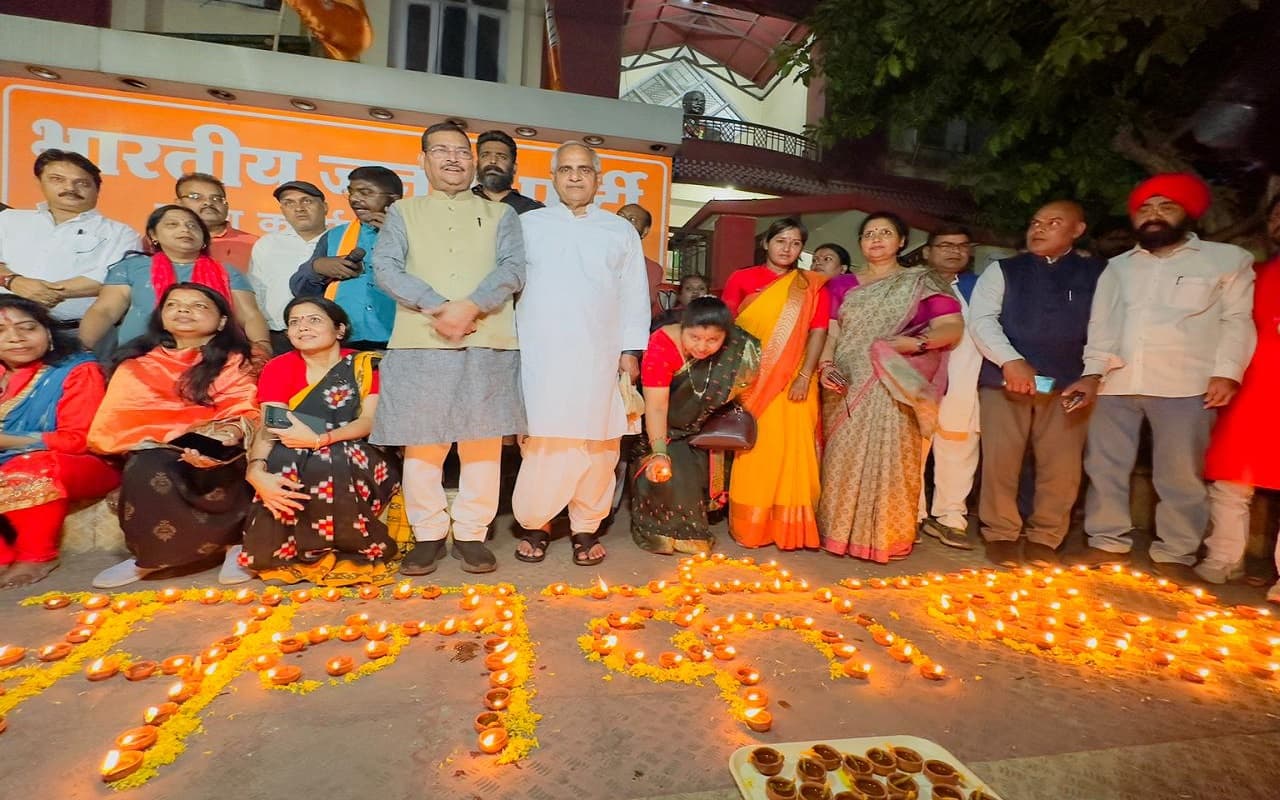 झारखंड में आज 9000 जगहों पर 10 लाख लोग सुनेंगे मन की बात का 100वां एपिसोड, पूर्व संध्या पर मना दीपोत्सव