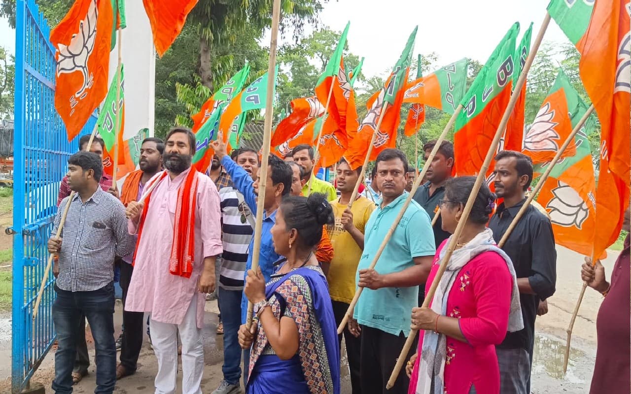 भाजपा के नबान्न अभियान के दौरान पुलिस द्वारा किए गए हमले के खिलाफ में कांकसा थाने का किया गया घेराव