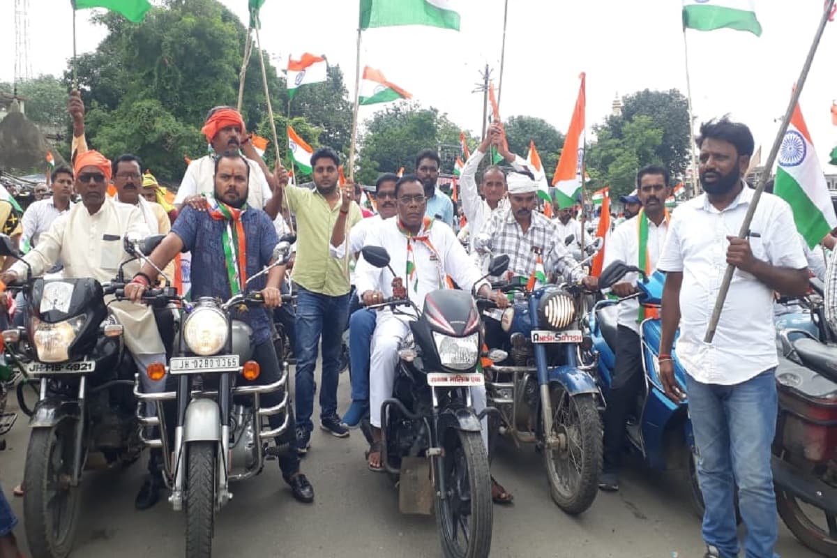 Har Ghar Tiranga Campaign: झारखंड में बीजेपी ने निकाली तिरंगा यात्रा, झांकी ने मोहा मन