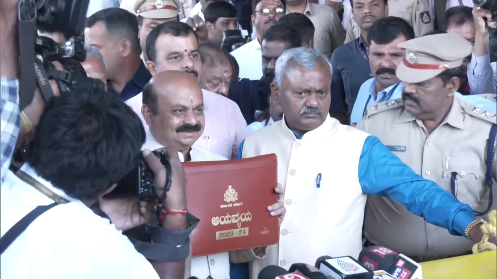 Karnataka Budget 2023: कर्नाटक में बनेगा भव्य Ram Temple, चुनाव से पहले बेंगलुरु की सड़कों पर फोकस