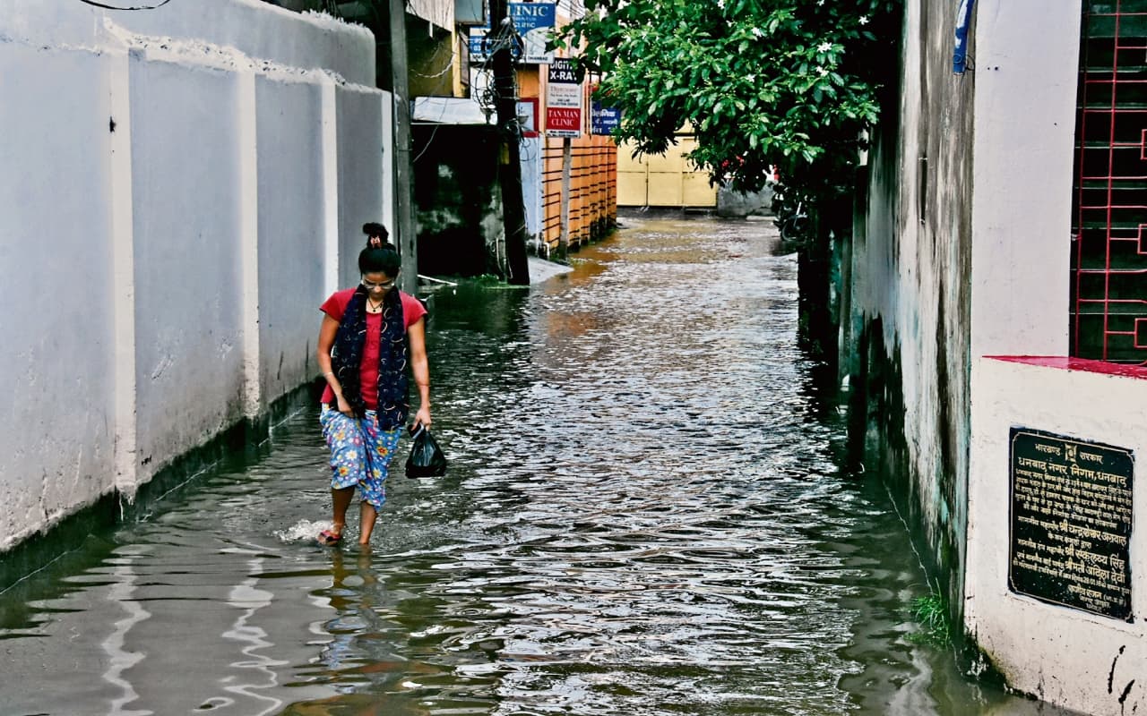 धनबाद में मूसलधार बारिश से शहर की कॉलोनियां जलमग्न, लोगों का निकलना हुआ मुश्किल