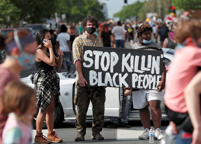 अमेरिका में पुलिस अधिकारी ने फिर रखा एक व्यक्ति के गर्दन पर घुटना, वीडियो वायरल होने के बाद लोगों में फूटा गुस्सा