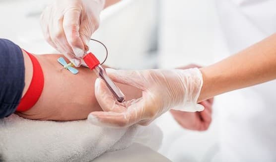 गर्भवती महिला के लिए एसडीओ ने किया रक्तदान, सदर अस्पताल में भर्ती महिला को बी-निगेटिव ब्लड की थी जरूरत