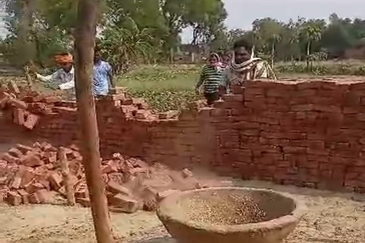 बलिया में ग्राम प्रधान के परिजनों पर FIR दर्ज, गरीब के घर में तोड़फोड़ करने का वीडियो हुआ था वायरल