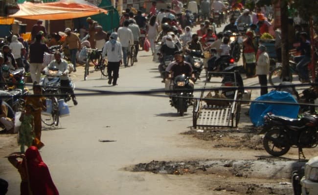 लॉकडाउन: पुलिस की डर खत्म होते ही बड़ी संख्या में सड़क पर निकले लोग