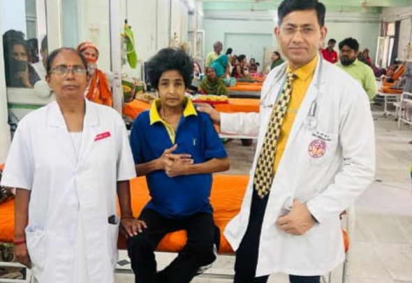 लखनऊः लिवर की बीमारी से जूझ रही मीनू गाना सुनाकर कर रहीं मरीजों का दर्द दूर, वीडियो हुआ वायरल, देखें..