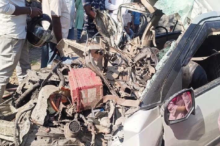 UP: बलरामपुर में बड़ा सड़क हादसा, ट्रक से टकराई कार, पति-पत्नी समेत चार बच्चों की दर्दनाक मौत