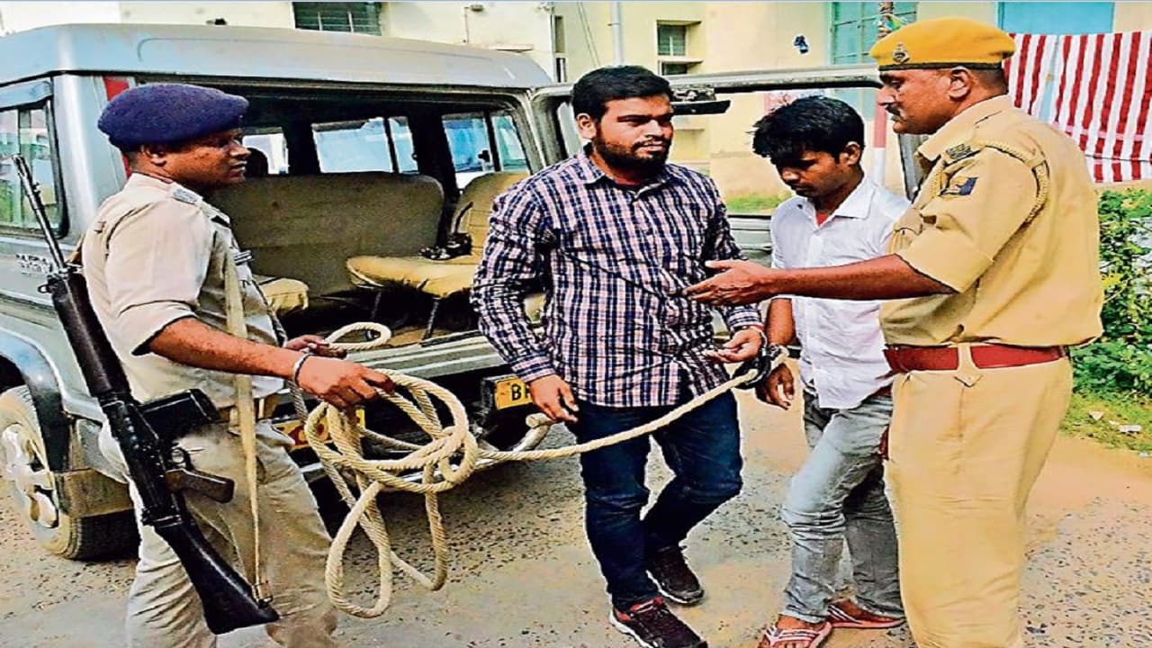 Bihar: सिपाही परीक्षा में मुन्नाभाई गैंग सक्रिय, भागलपुर में 12 लाख की डील, ऐसे थमाया जाता था ब्लूटूथ..