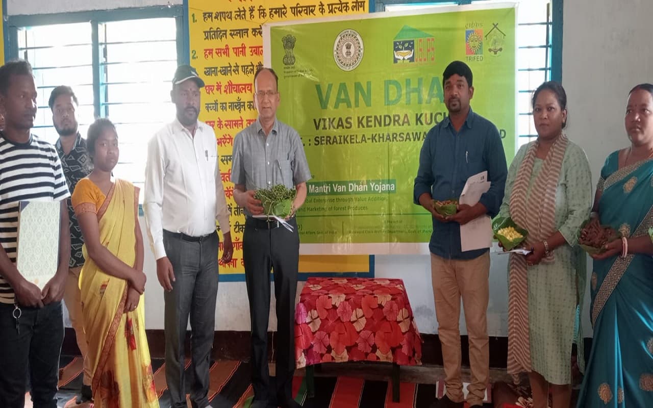 जनजातीय कल्याण मंत्रालय के अफसर बीएन प्रसाद पहुंचे वन धन विकास केंद्र, बोले-जनजातीय उद्यमिता को मिलेगा बढ़ावा