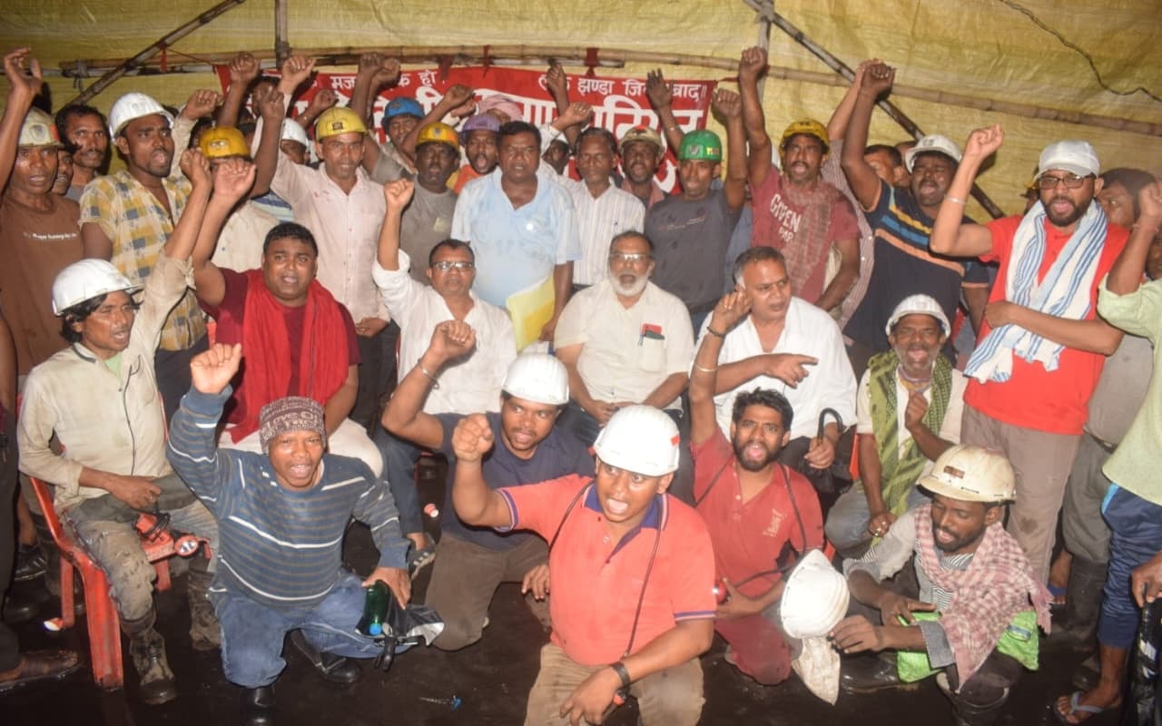 धनबाद : 40 घंटे बाद बाहर आये सेल चासनाला की भूमिगत खदान में धरना दे रहे ठेका मजदूर