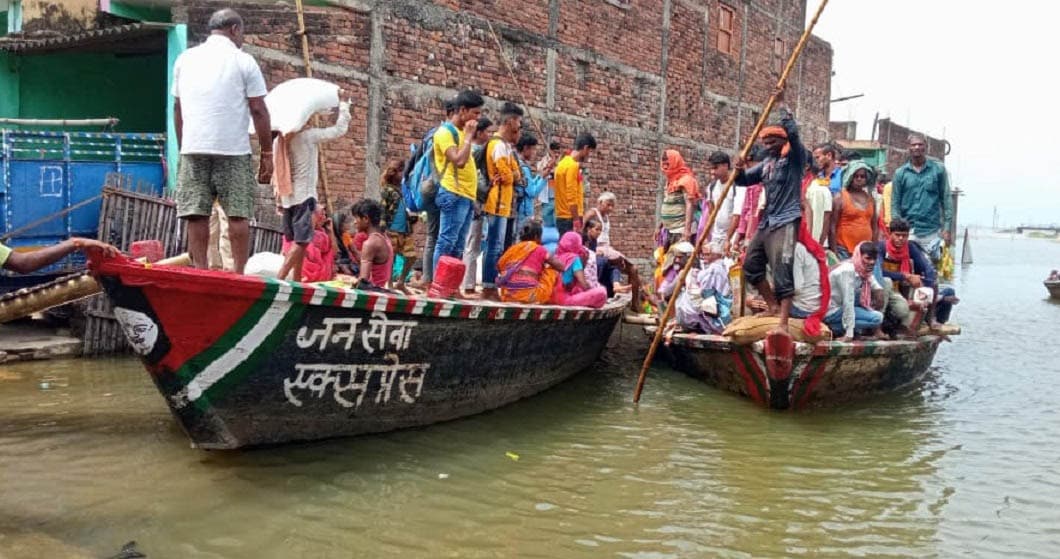 बाढ़ के पानी में दौड़ रही राजधानी-जनता एक्सप्रेस, नाव में यात्रा के लिए रेलवे की तरह लेनी पड़ती है वेटिंग टिकट