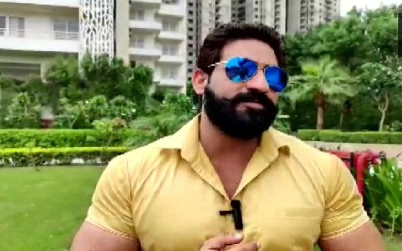 मुश्किल में पड़े यूट्यूबर बॉबी कटारिया, सड़क के बीच शराब पीना पड़ा महंगा, गैर जमानती वारंट हुआ जारी