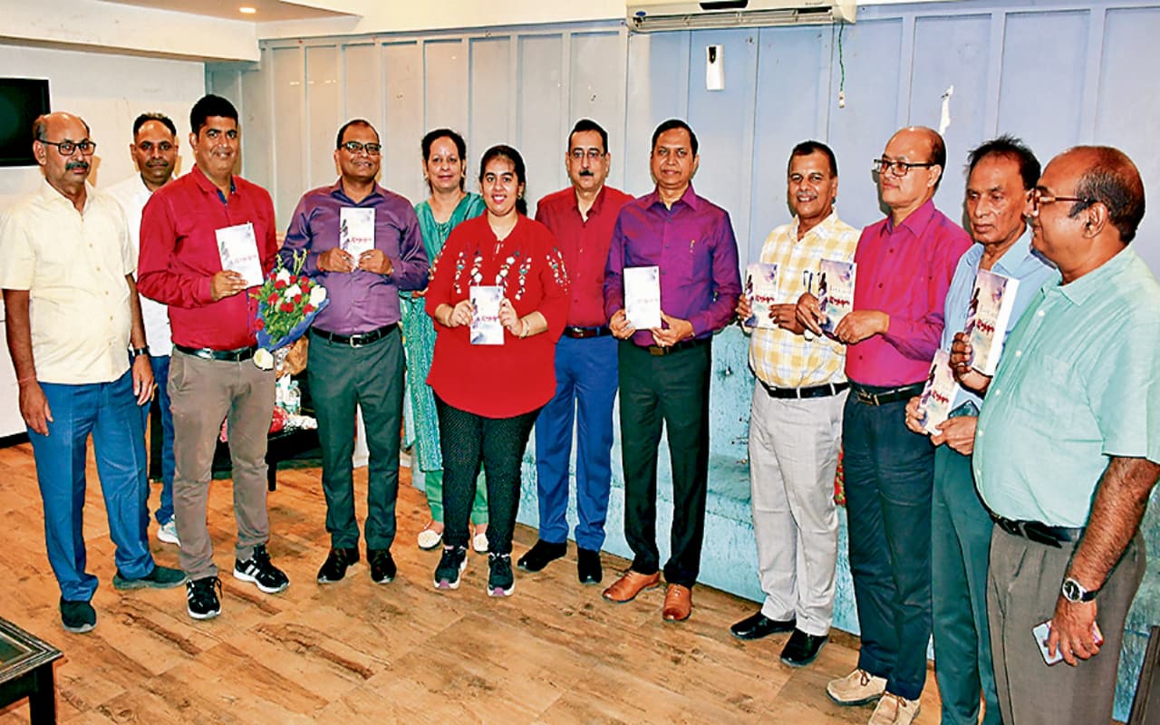 बोकारो की आरुषि ने लिखा 95 पेज का नॉवेल ‘लव एंड एनमिटी’, बोलीं- ब्रिटिश लेखक से मिली प्रेरणा