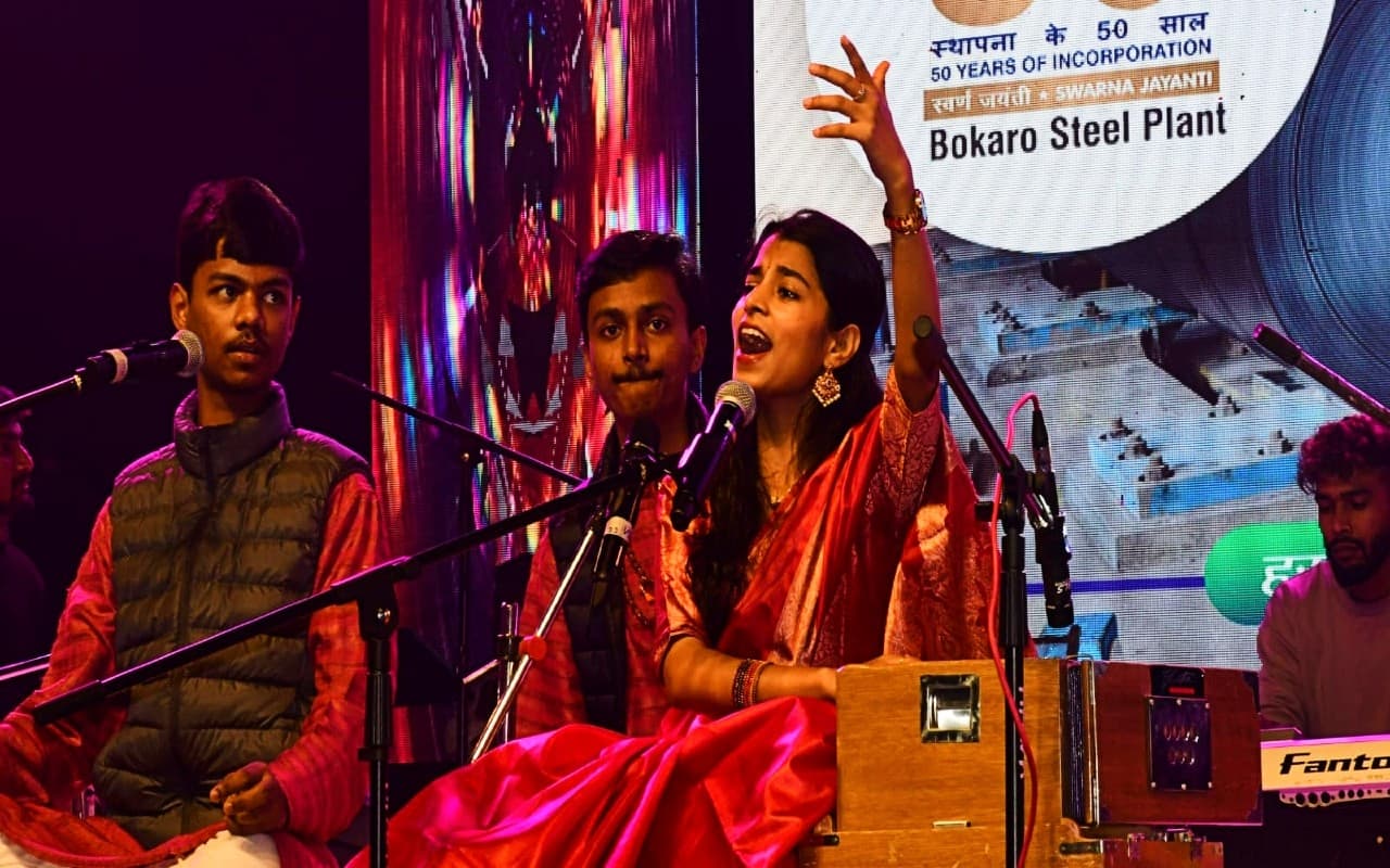 PHOTOS: लोक गायिका मैथिली ठाकुर ने बिखेरा सुरों का जलवा, लेजर शो में दिखा BSL का इतिहास