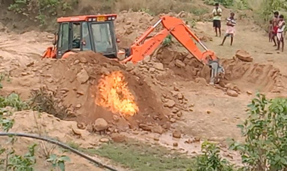 झारखंड के बोकारो में जमीन से अचानक निकलने लगीं आग की लपटें और उबलने लगा पानी, पढ़िए फिर क्या हुआ...