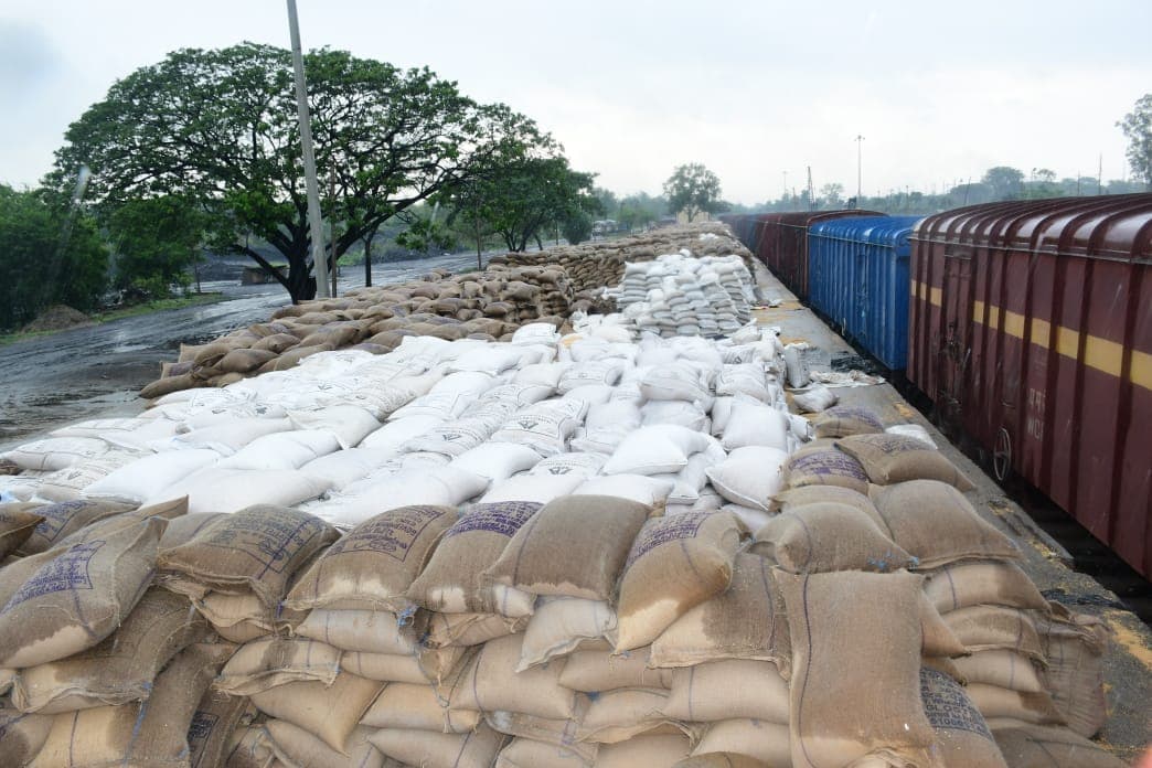 चक्रवाती तूफान Yaas की बारिश में भींग रहा गरीबों में बंटनेवाला 52 हजार क्विंटल गेहूं, बोकारो में FCI की घोर लापरवाही से बेखबर हैं अधिकारी