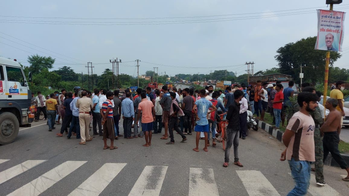 Jharkhand News : बोकारो में सड़क हादसे में स्कूटी सवार की मौत, गुमला में बाल-बाल बचे ड्राइवर-खलासी