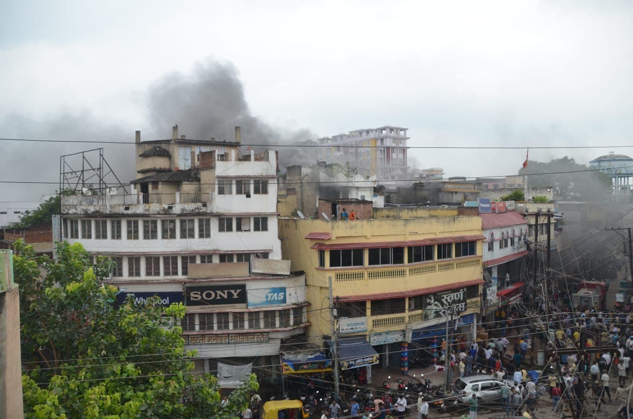 इलेक्ट्रॉनिक दुकान में लगी आग, लाखों के नुकसान की आशंका, आग पर काबू पाने में जुटीं फायर ब्रिगेड की गाड़ियां