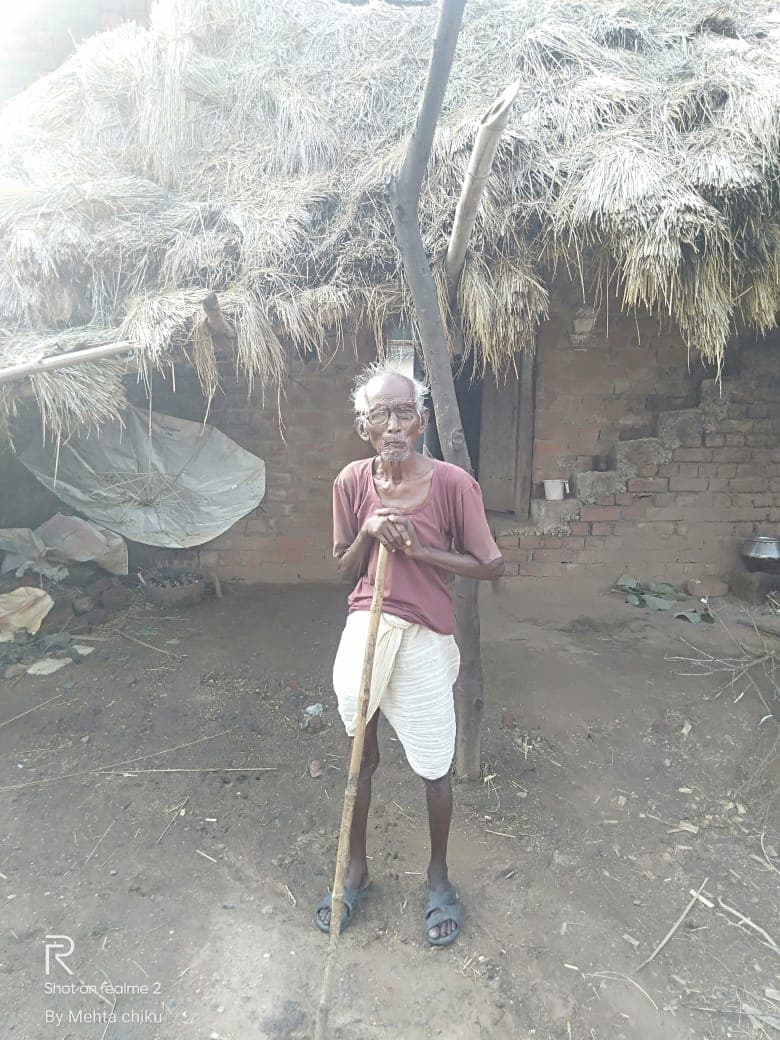 20 वर्षों से वृद्धावस्था पेंशन के लिए भटक रहे बोकोरो के बुजुर्ग पविलाल महली को मिला सिर्फ आश्वासन, नहीं मिल सकी पेंशन, मुश्किल से परिवार का हो रहा गुजर-बसर