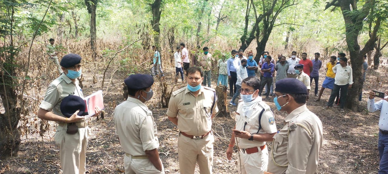 बोकारो संत जेवियर स्कूल के पास सटे जंगल से मिला अज्ञात युवक का अधजला शव, पुलिस मामले की छानबीन में जुटी