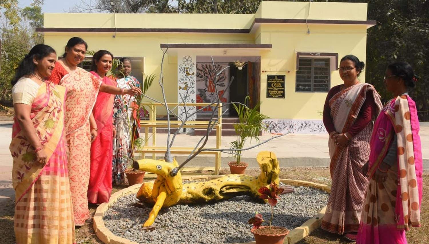 Jharkhand News : बोकारो में सूखे-बेजान पेड़ों से कला के जरिए ऐसे लौट रही है रौनक