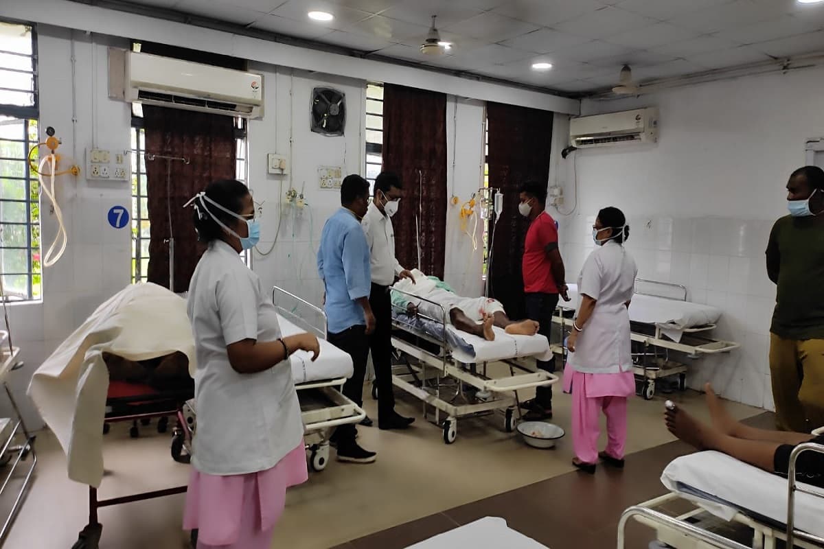 Jharkhand News : झारखंड में झंडोत्तोलन से पहले हादसा, करंट लगने से सफाईकर्मी की मौत, 2 पुलिसकर्मी घायल Jharkhand News : झारखंड में झंडोत्तोलन से पहले हादसा, करंट लगने से सफाईकर्मी की मौत, 2 पुलिसकर्मी घायल