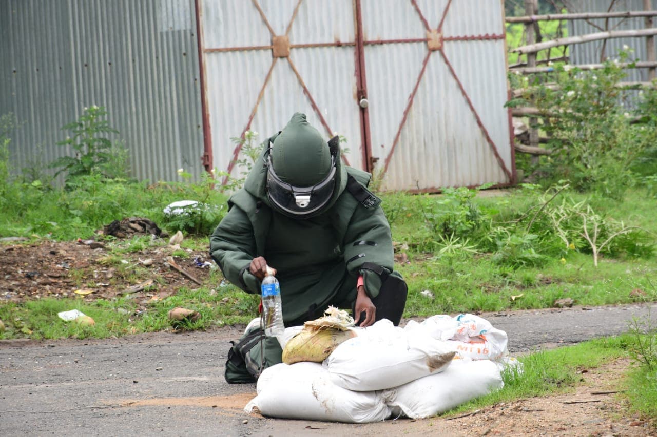 बोकारो में अपराधियों ने घर में फेंका गुड़िया बम, बच्चे ने आम समझ उठाया, बाल-बाल बचा परिवार
