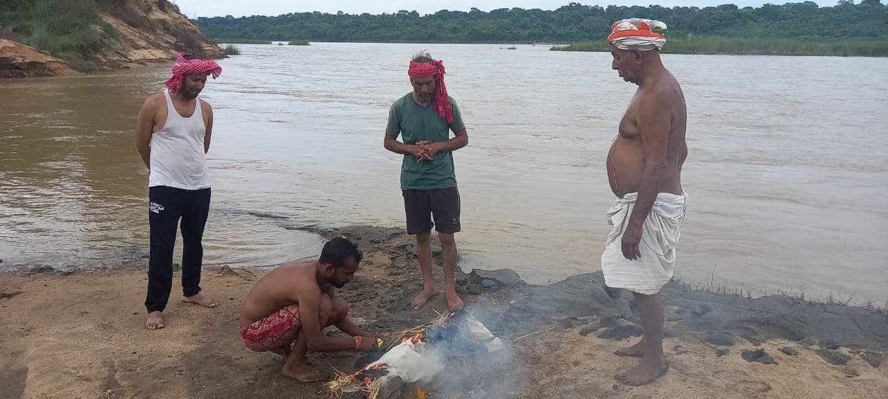 झारखंड के दामोदर नद में बहे शुभम का नहीं मिला शव, तो पिता ने पुतला बनाकर किया अंतिम संस्कार