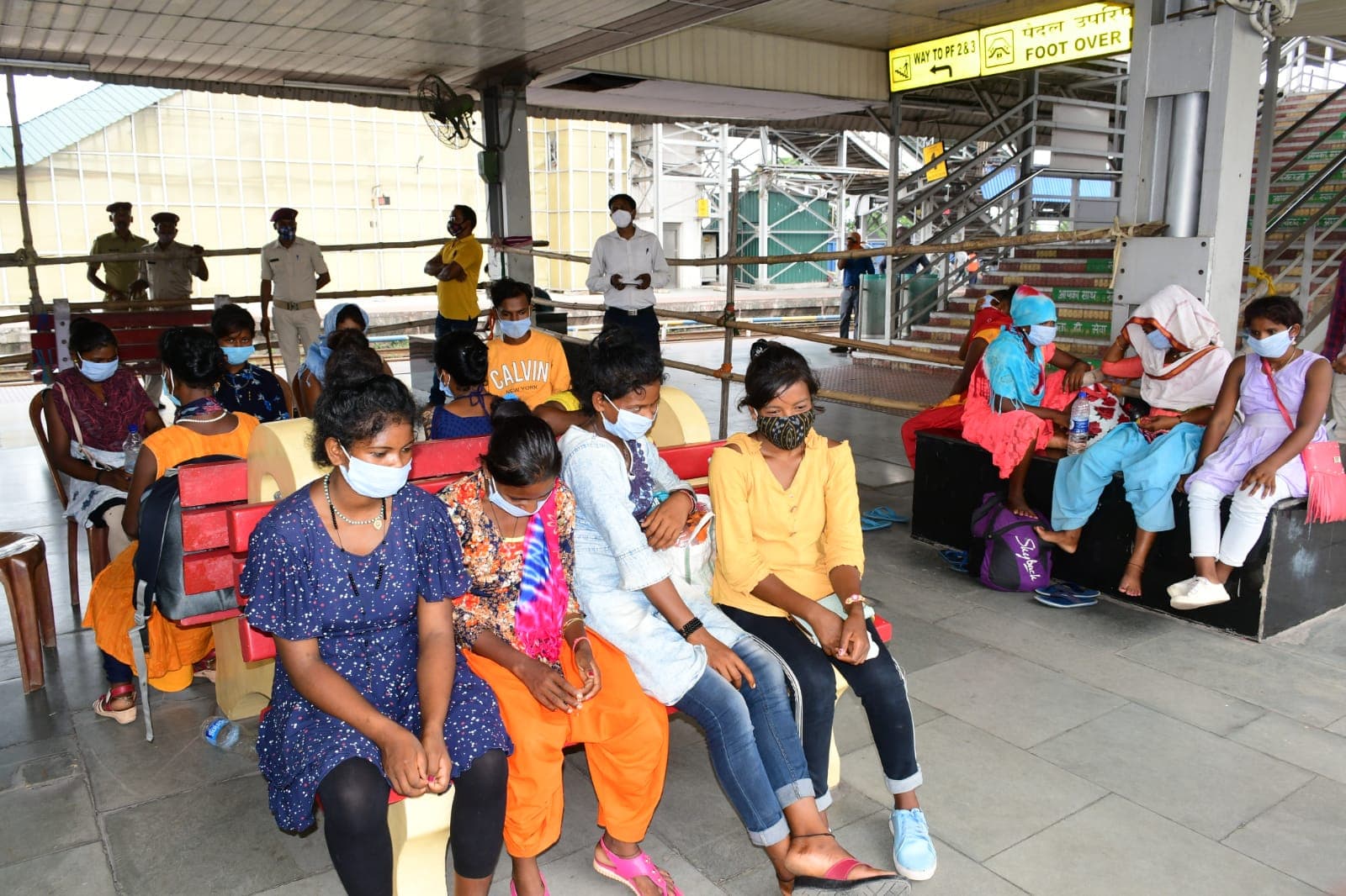 काम दिलाने के बहाने झारखंड से आंध्र प्रदेश ले जायी जा रहीं 3 नाबालिग समेत 15 लड़कियां बाल-बाल बचीं