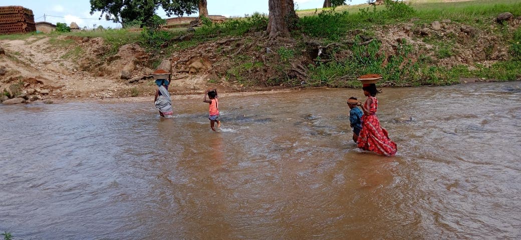 Jharkhand News : झारखंड का एक गांव, जहां बरसात में हफ्तों कैद हो जाती है लोगों की जिंदगी