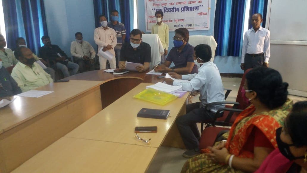 Ration Card News : एसडीओ ने राशन डीलरों को दी हिदायत, दो दिनों में सभी राशन कार्ड नहीं हुए आधार से लिंक, तो होगी कार्रवाई