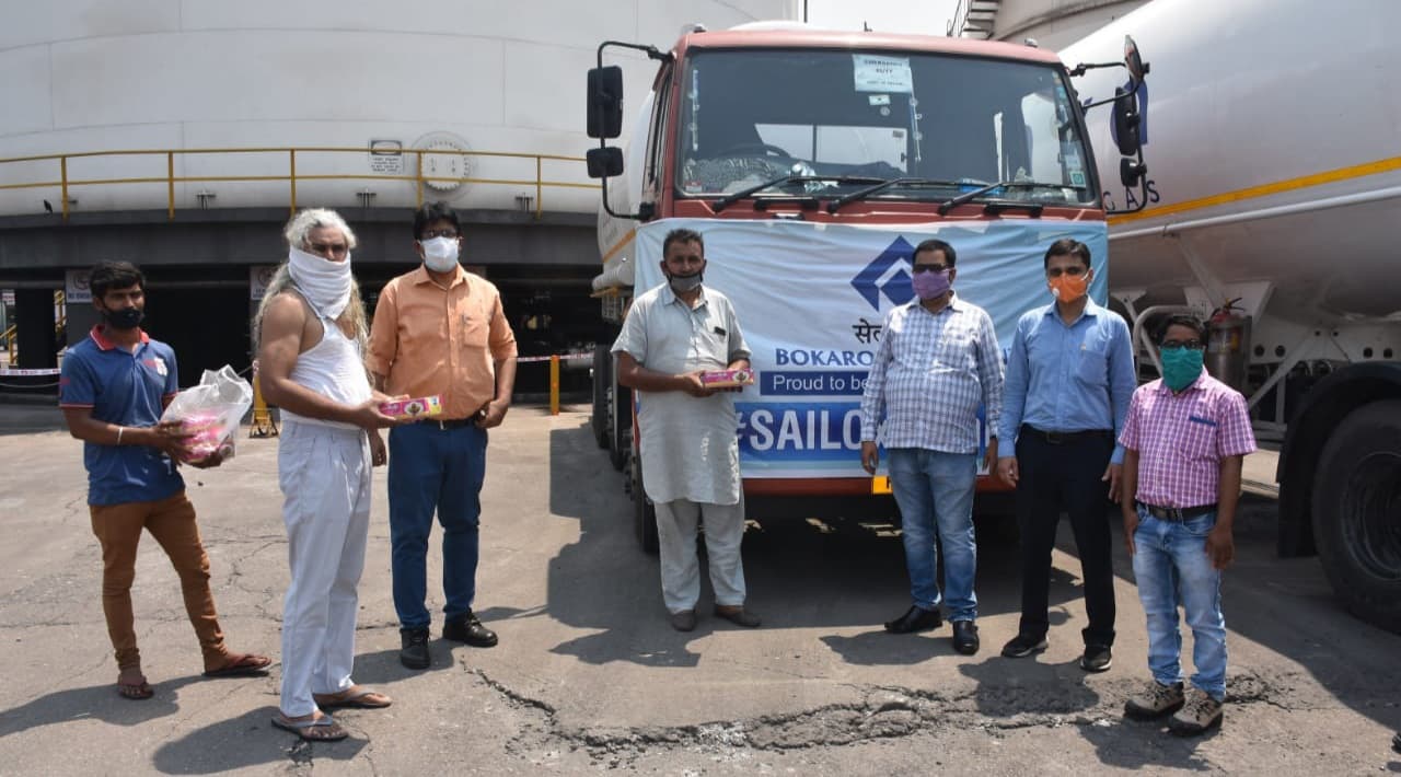 Coronavirus In Jharkhand : UP समेत देश के 8 राज्यों को प्राणवायु की आपूर्ति कर रही है BSL, कोरोना योद्धा ऑक्सीजन टैंकर ड्राइवरों और खलासी को करा रही मुफ्त भोजन