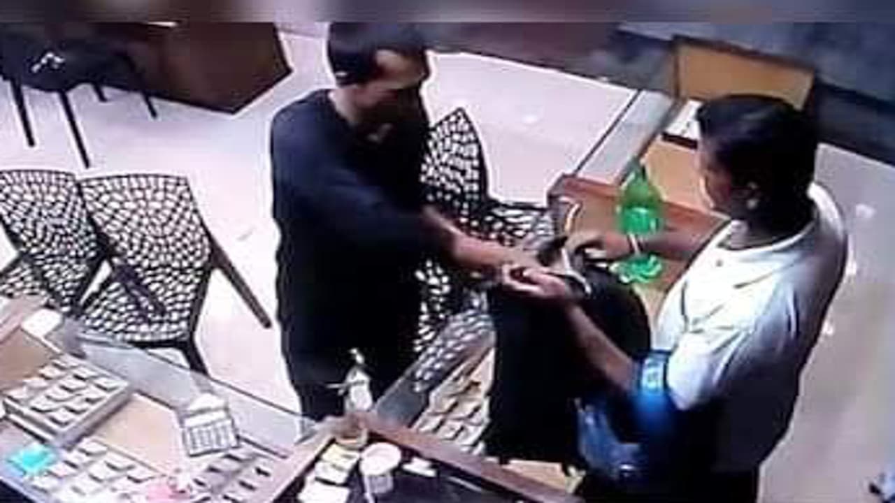 Jharkhand News: बाेकारो के गणपति ज्वेलर्स से 20 लाख के गहने लूटकर भाग रहे 2 अपराधी धनबाद में गिरफ्तार