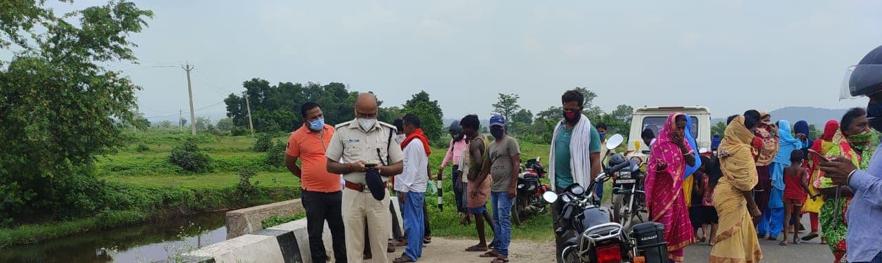 Jharkhand Crime News : झारखंड में एक बार फिर मानवता शर्मसार, पुलिया के नीचे कार्टून में मिला नवजात बच्चे का शव, जांच में जुटी पुलिस