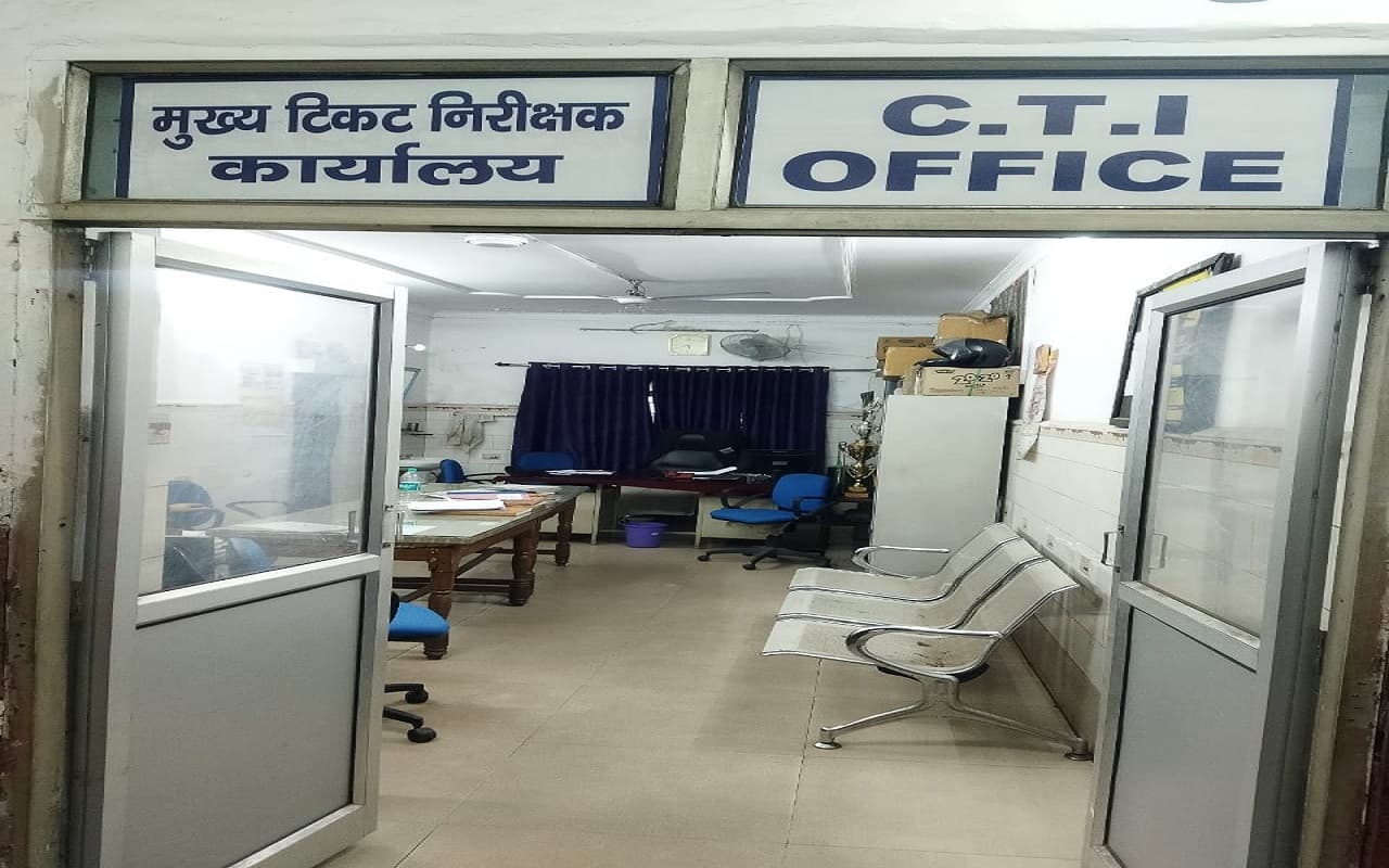 बोकारो रेलवे स्टेशन: ग्रेड वन का है दर्जा, लेकिन नहीं हैं सुविधाएं, खरीदकर पीते हैं पानी