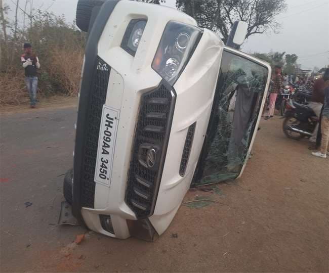 सड़क हादसे में बच्चे की मौत के बाद बोकारो में पुलिस व ग्रामीणों के बीच झड़प, चार पुलिसकर्मी घायल, बाल-बाल बचे बेरमो एसडीओ