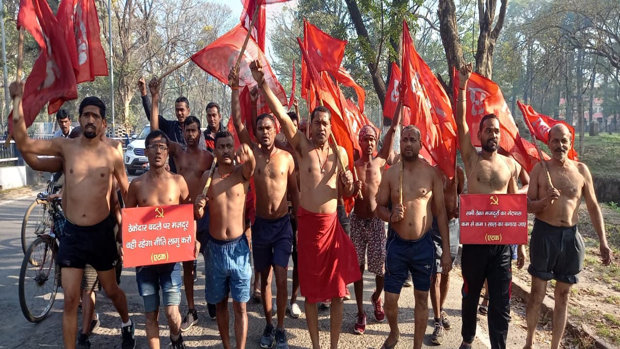 काम पर वापस लेने की मांग को लेकर बोकारो में ठेका मजदूरों ने किया अर्धनग्न प्रदर्शन, आंदोलन की दी चेतावनी