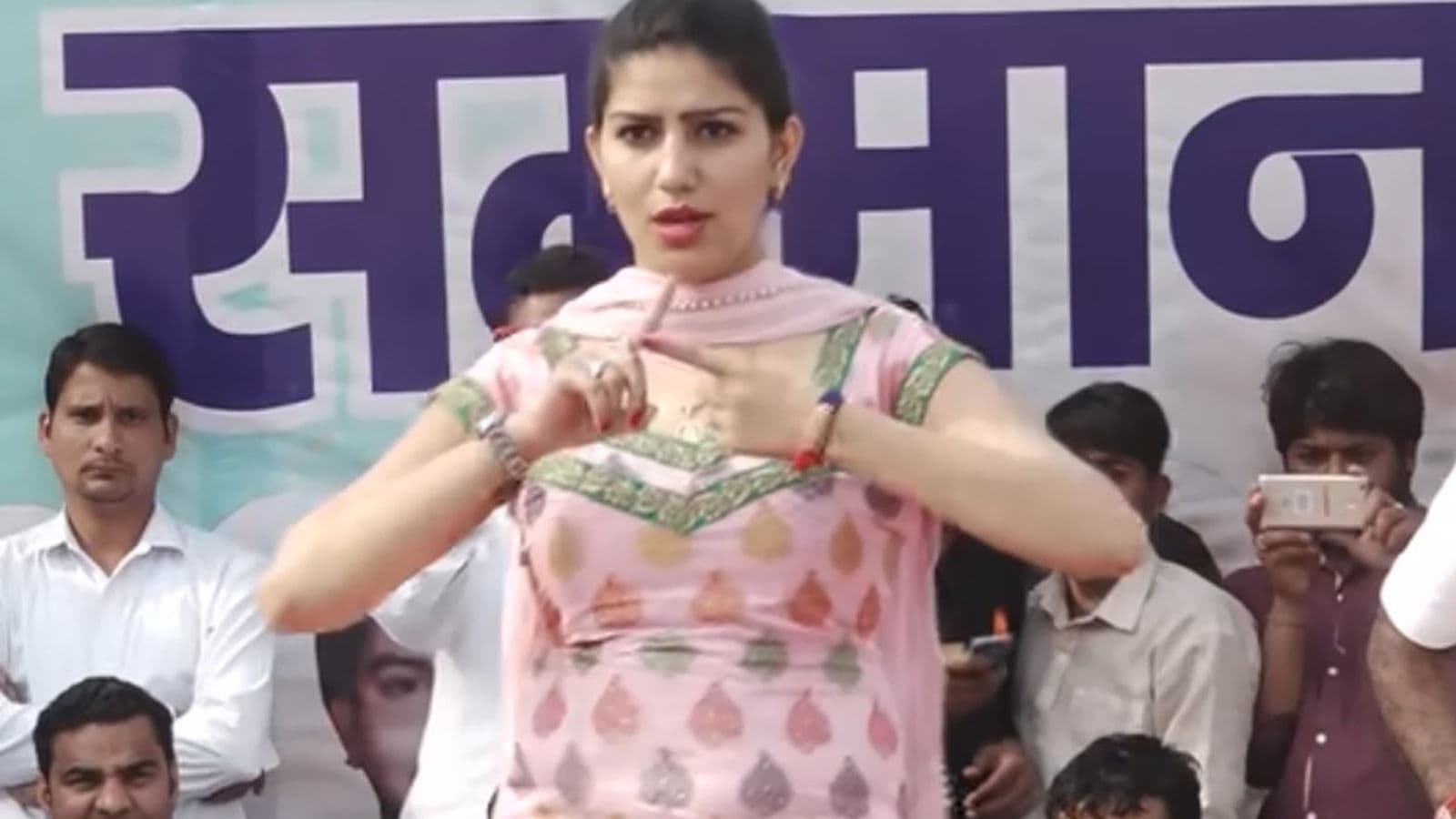 सपना चौधरी ने 'बोल तेरे मीठे मीठे' गाने पर लगाये ठुमके, डांस देखने के लिए उमड़ी महिलाओं की भीड़