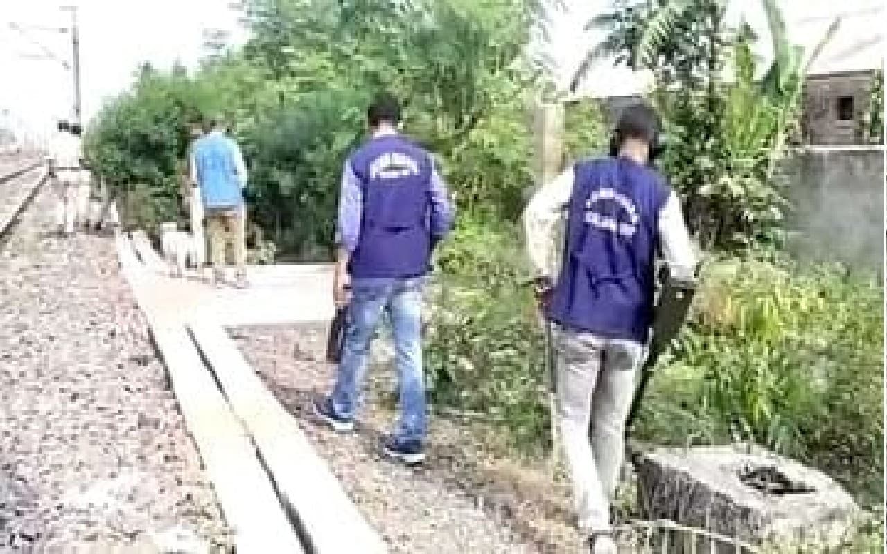 पश्चिम बंगाल के कांकीनाड़ा में फिर रेलवे लाइन किनारे से बम बरामद, मचा हड़कंप