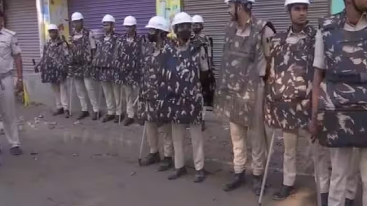 बिहार हिंसा: बिहार शरीफ और सासाराम में इंटरनेट सेवा चालू, भड़काऊ पोस्ट डाला तो खानी पड़ेगी जेल की हवा बिहार हिंसा: बिहार शरीफ और सासाराम में इंटरनेट सेवा चालू, भड़काऊ पोस्ट डाला तो खानी पड़ेगी जेल की हवा