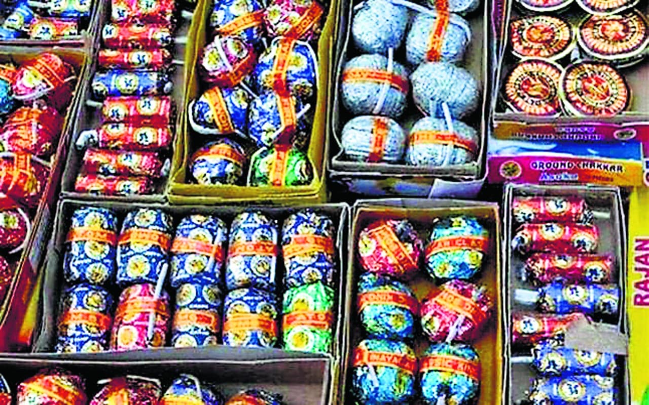 तमिलनाडु: बेरियम नाइट्रेट पर प्रतिबंध से पटाखा व्यापारियों को भारी नुकसान, प्रोडक्शन में 40% की गिरावट