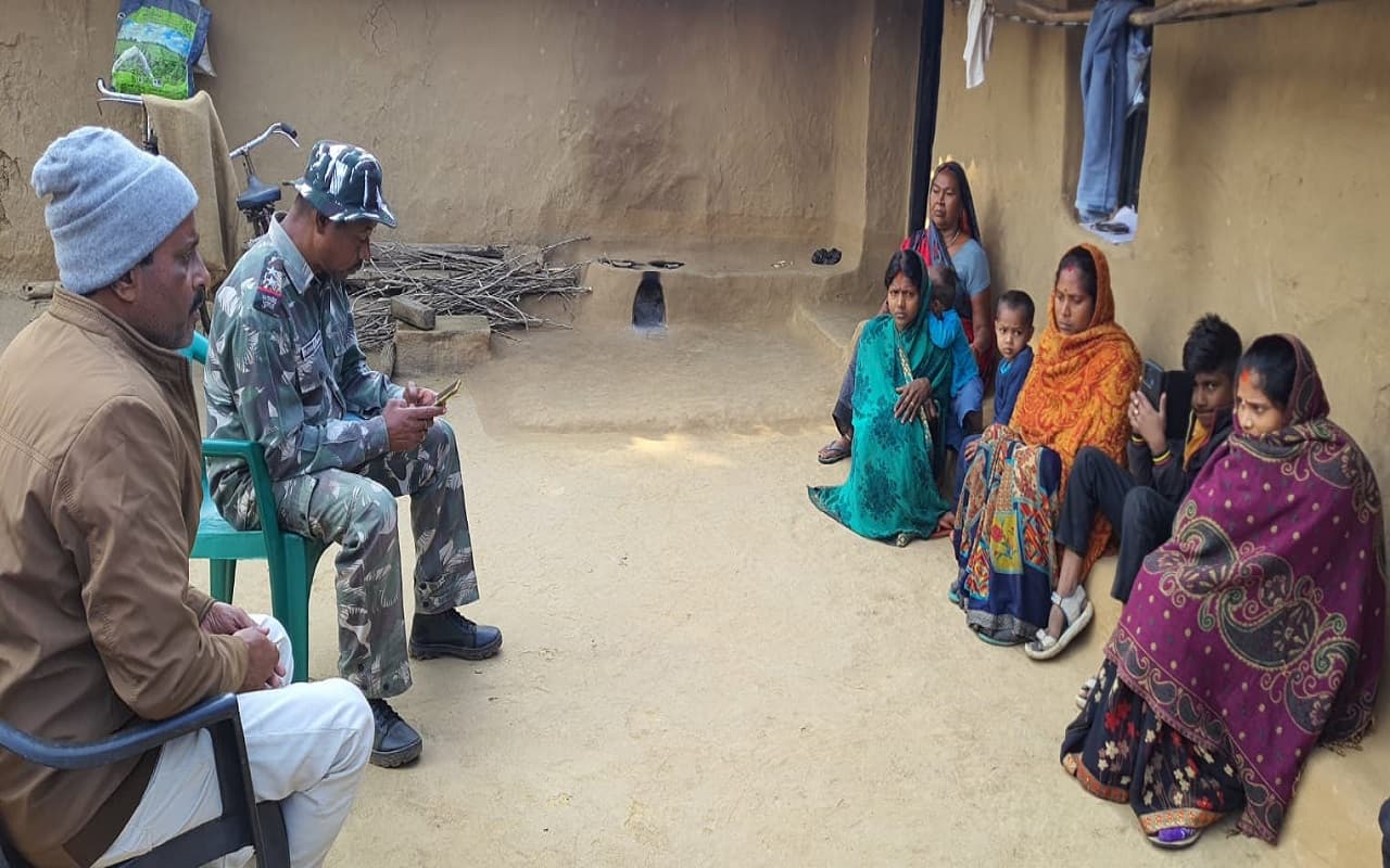 Jharkhand Crime News: झारखंड के गढ़वा में बम ब्लास्ट कर उड़ाया मकान, दहशत में परिवार