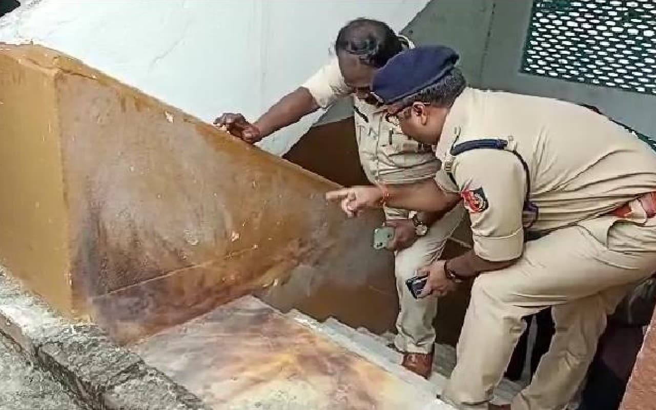 West Bengal Bomb Blast: क्लास में पढ़ रहे थे बच्चे, अचानक स्कूल की छत पर फटा बम, मचा हड़कंप West Bengal Bomb Blast: क्लास में पढ़ रहे थे बच्चे, अचानक स्कूल की छत पर फटा बम, मचा हड़कंप