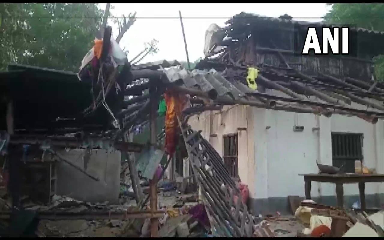 West Bengal News : तृणमूल कांग्रेस के बूथ अध्यक्ष के घर पर बम ब्लास्ट, 3 लोगों की मौत, 2 गंभीर