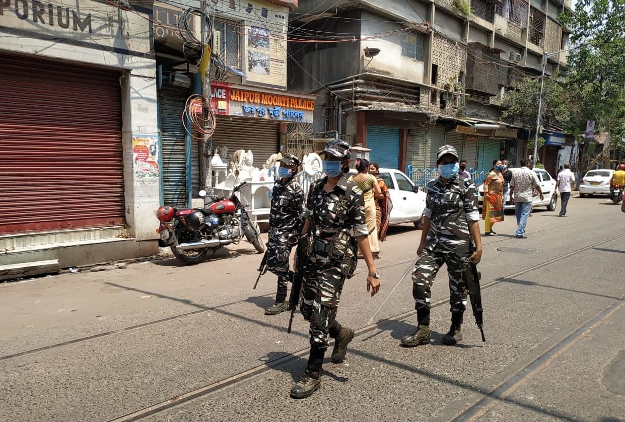 कोलकाता में बीजेपी कैंडिडेट मीना देवी पुरोहित की गाड़ी पर फेंका गया बम, पुलिस ने दो युवक को किया गिरफ्तार